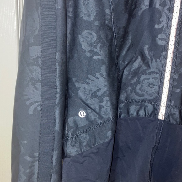 Women's LULULEMON KEEP IT UP JACKET LACEOFLAGE EMBOSSED INKWELL ACTIVE 12 HOODIE - Picture 15 of 17